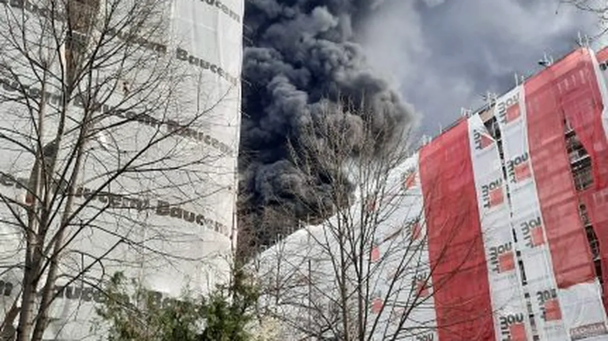 Incendiu foarte puternic în Sectorul 5 al Capitalei. Fumul gros este vizibil de la mare distanță VIDEO