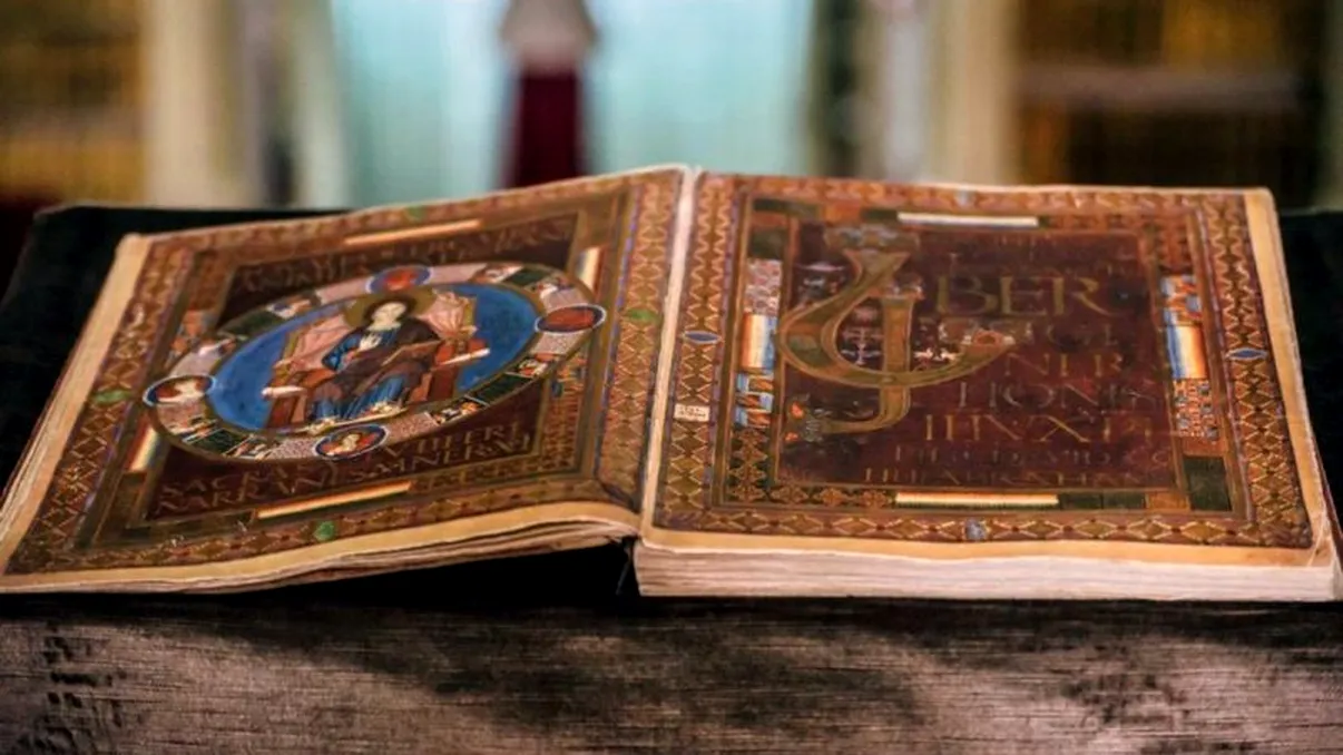 Manuscrisul Codex Aureus din Alba Iulia, scris cu litere de aur: ce mistere ascunde cartea de 10 miliarde de dolari păstrată bine