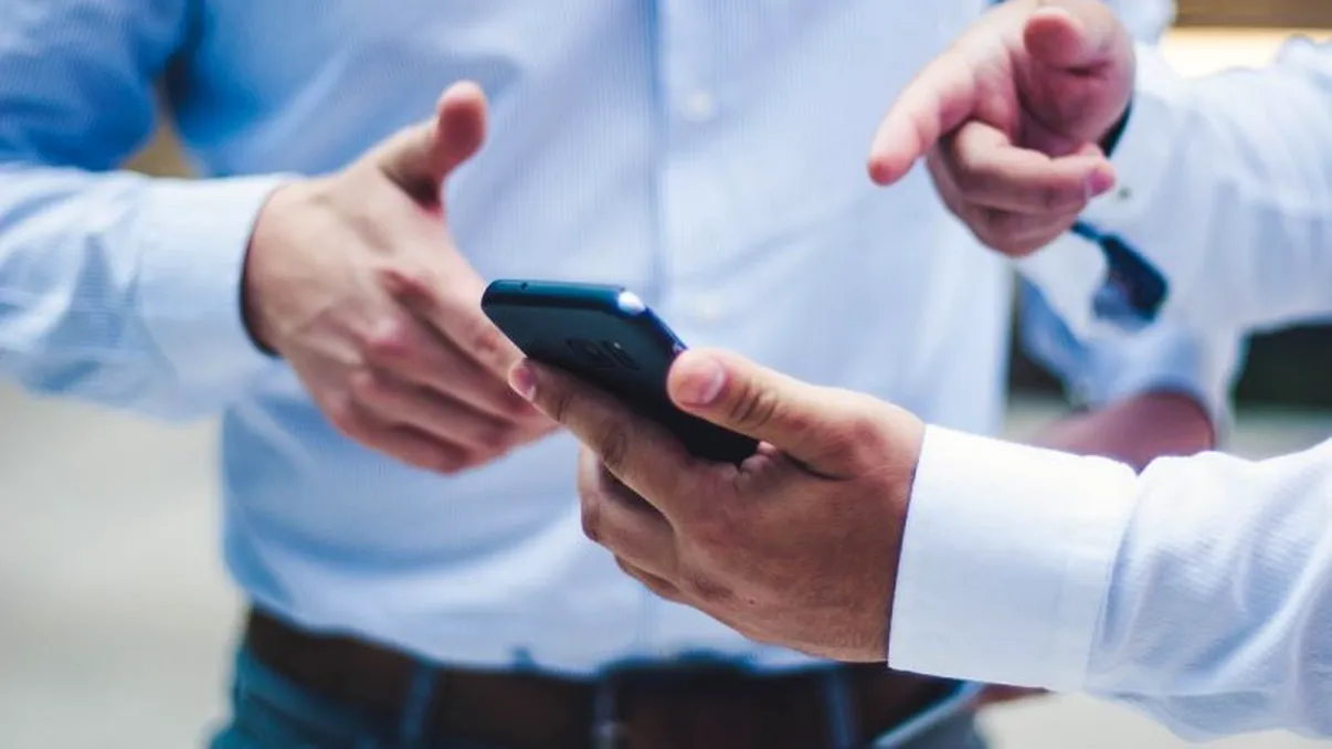 O nouă înșelăciune prin SMS. Metoda prin care infractorii obțin acces la conturi bancare, dezvăluită de Poșta Română
