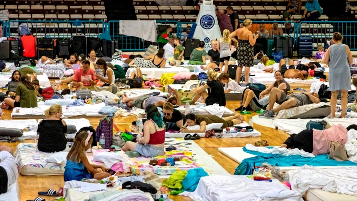 Vacanța de vară în Grecia, sub semnul întrebării: ce fac românii cu incendiile din Rodos și Corfu, ce trebuie să știi