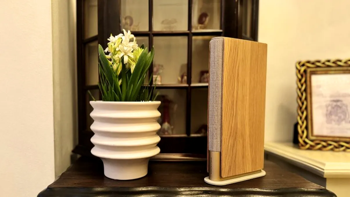 REVIEW Bang & Olufsen Beosound Emerge - boxa inteligentă retro și futuristă în același timp. De ce merită ”ascunsă” în bibliotecă
