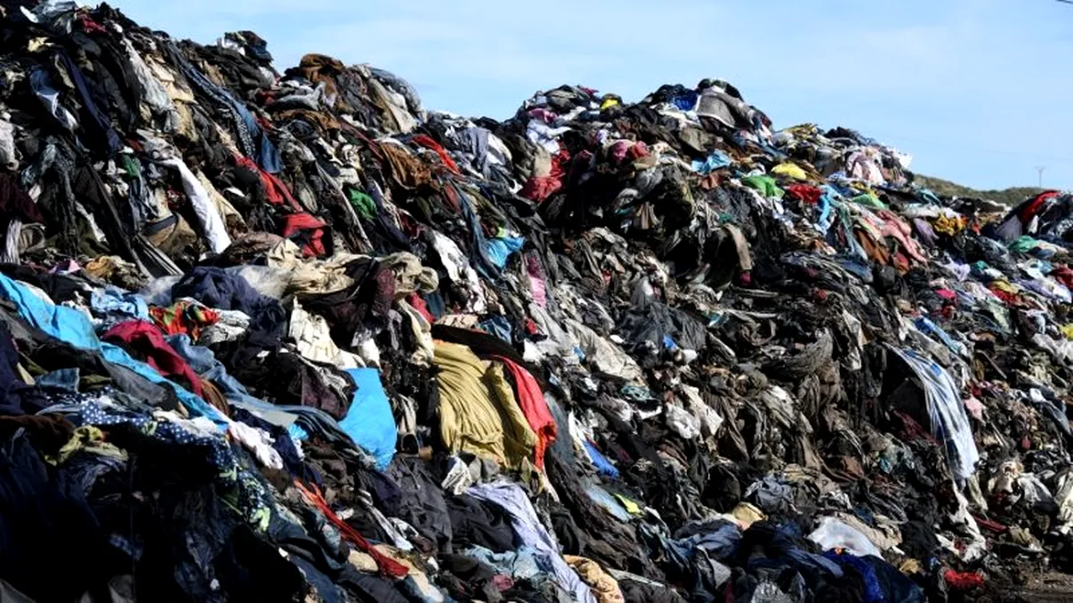 Complet interzis în Europa de la 1 ianuarie 2025. O nouă obligație pentru români când vine vorba de reciclarea și aruncarea hainelor