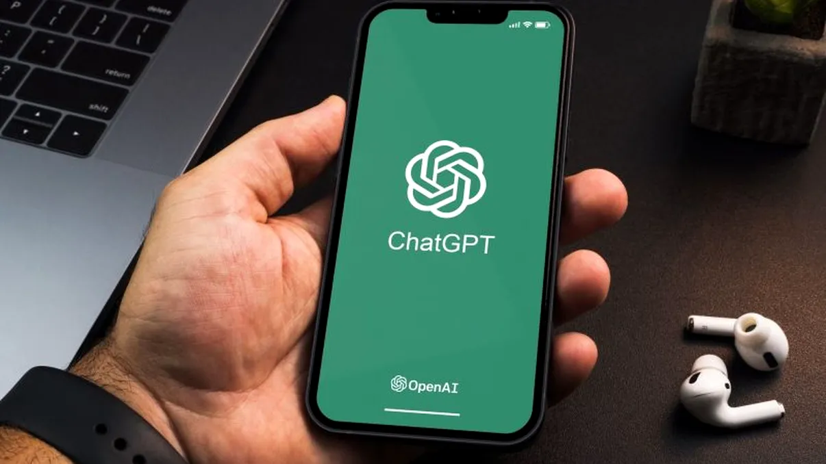 Apple adaugă ChatGPT pe iPhone: noua actualizare iOS transformă Siri într-un asistent mai inteligent