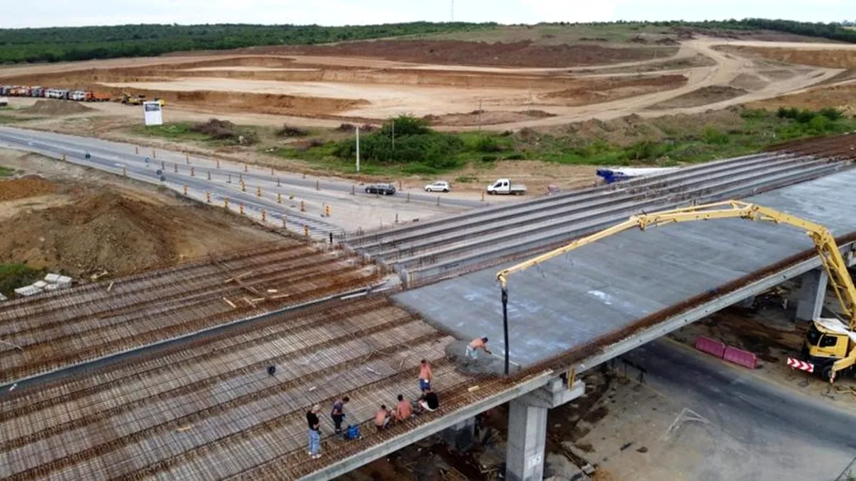 S-au reluat lucrările la tronsonul 4 al Drumului Expres Craiova - Pitești. Când va fi finalizată autostrada