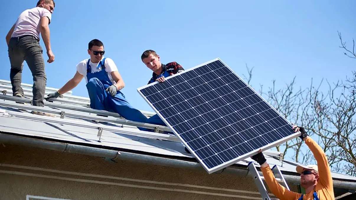 Românii care vor să-și pună panouri fotovoltaice pe casă, victime ale unor țepe de proporții. Fraudele care îi pot lăsa fără banii de la stat