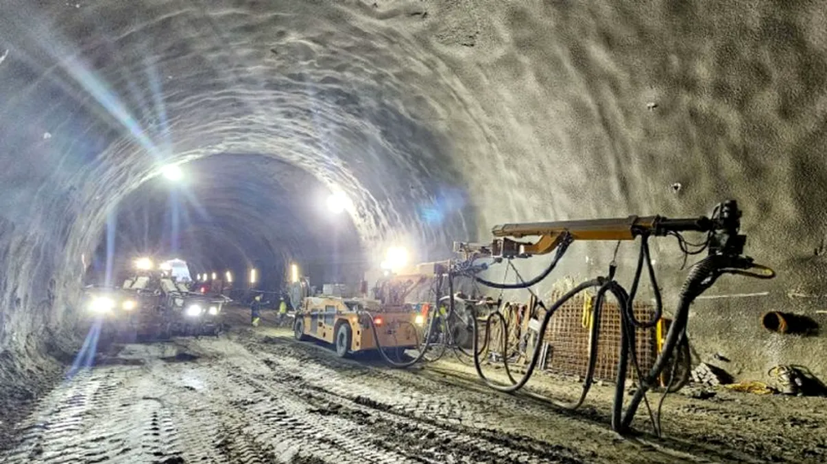 Se construiește cel mai lung tunel rutier din România: imagini spectaculoase de pe Autostrada Sibiu-Pitești