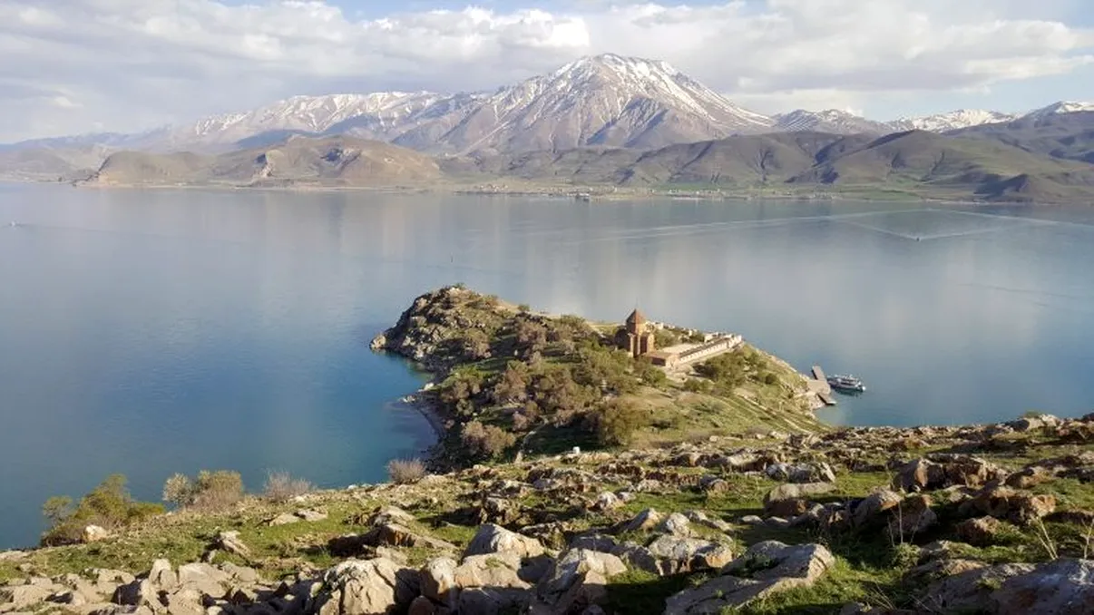 Lacul Van sau Marea Moartă a Turciei: Mistere antice și minuni naturale în inima țării de pe două continente