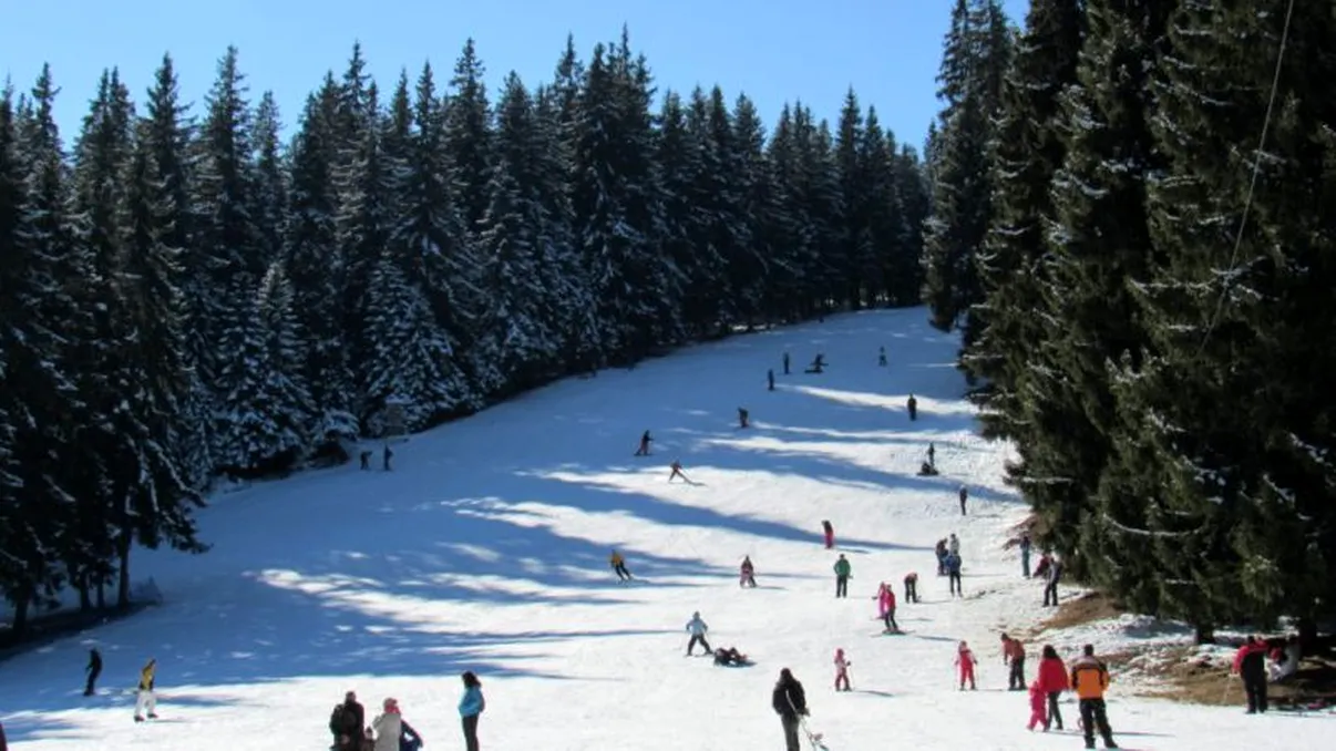 Cea mai ieftină staţiune de schi din România. Are pârtii de top, dar preţuri pentru buzunarele românilor