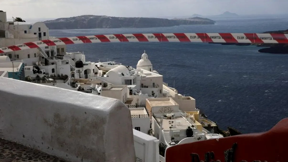 Cel mai negru scenariu pentru Santorini. Localnicii fug disperaţi de teama unui cutremur major: 