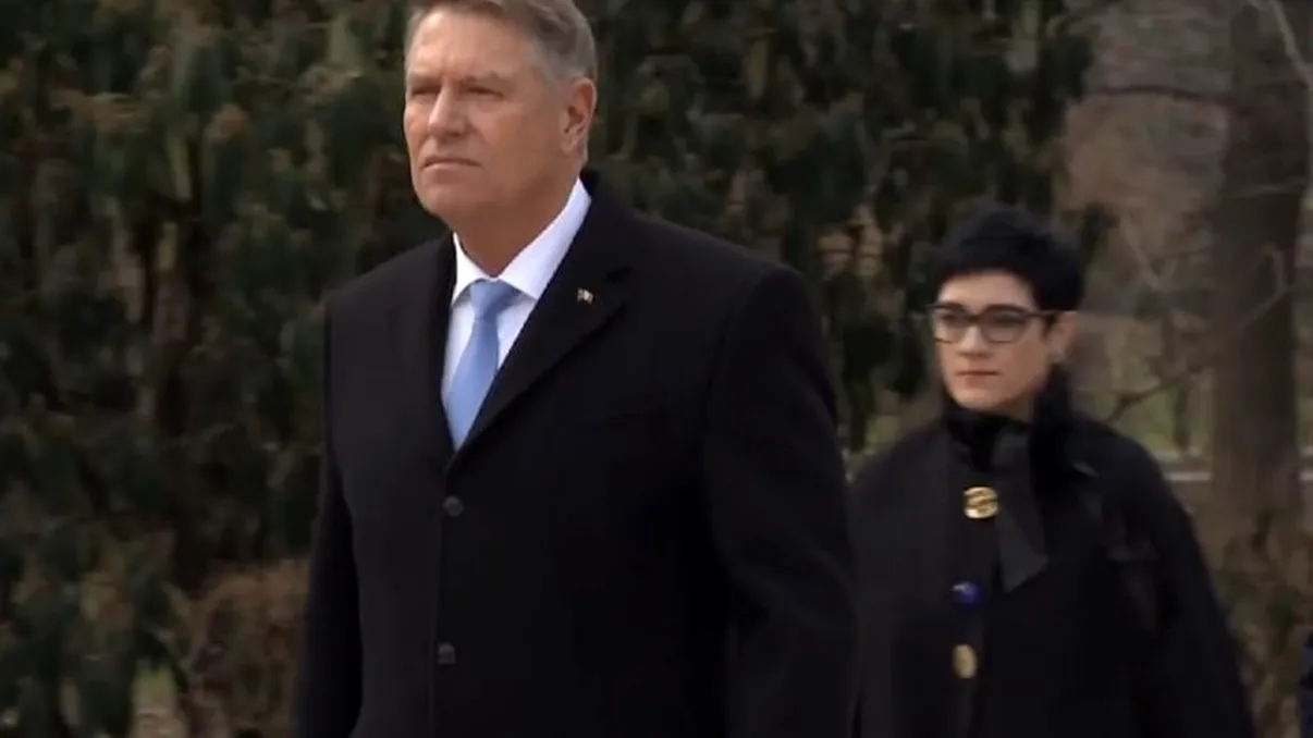 Cine este Delia Dinu, femeia care i-a fost mâna dreaptă lui Klaus Iohannis? A plâns la ceremonia de la Palatul Cotroceni, ultimul gest făcut pentru preşedinte