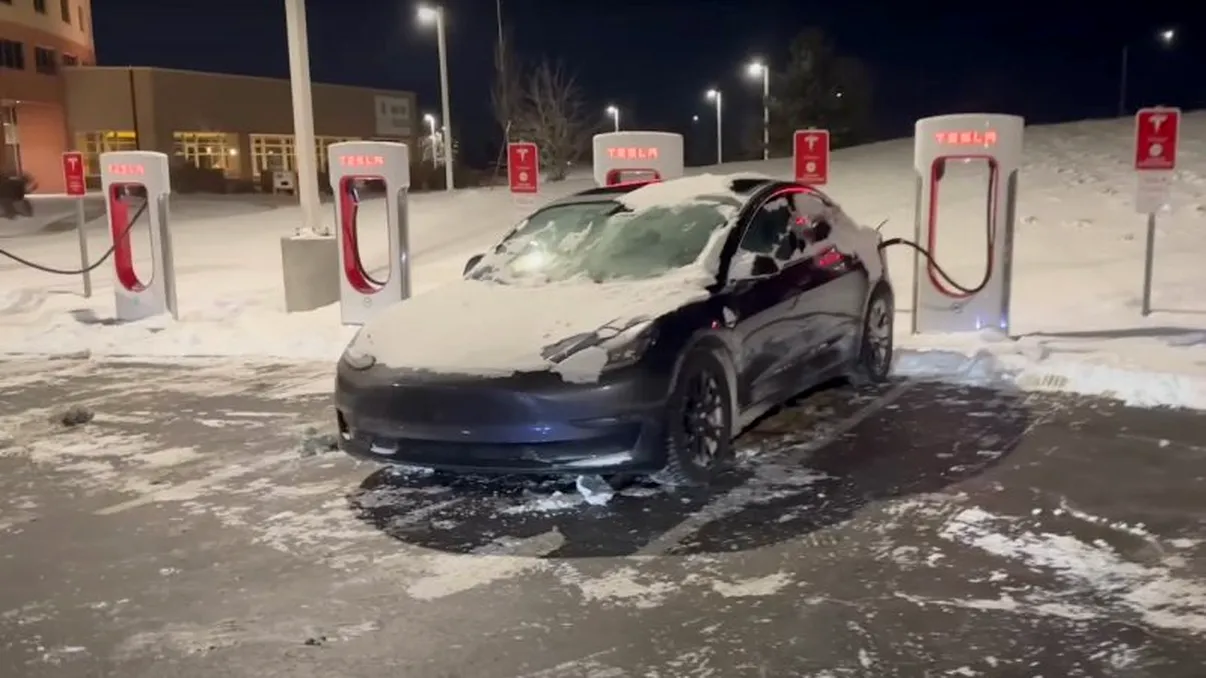 Pățania cu Tesla a unui șofer care te pune pe gânduri, s-ar putea întâmpla oricui. A lăsat-o peste noapte în frig și a fost șocat de ”bijuteria” lui Elon Musk