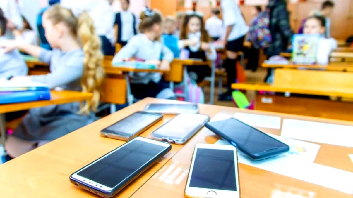Interzicerea telefoanelor în școli nu reduce timpul petrecut pe acestea și nu îmbunătățește starea de bine, relevă un nou studiu
