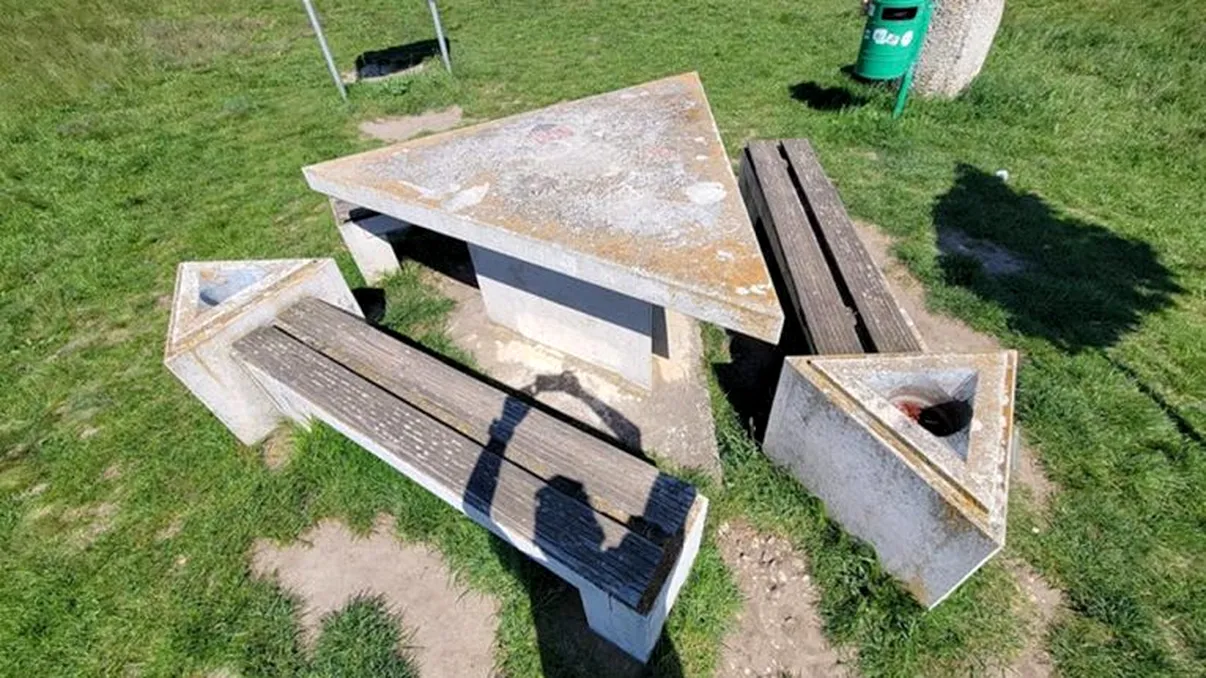 Masa la care pot sta cetăţenii a trei ţări în acelaşi timp, dar fără a trece graniţa. Uneşte trei state şi are o poveste care merită cunoscută