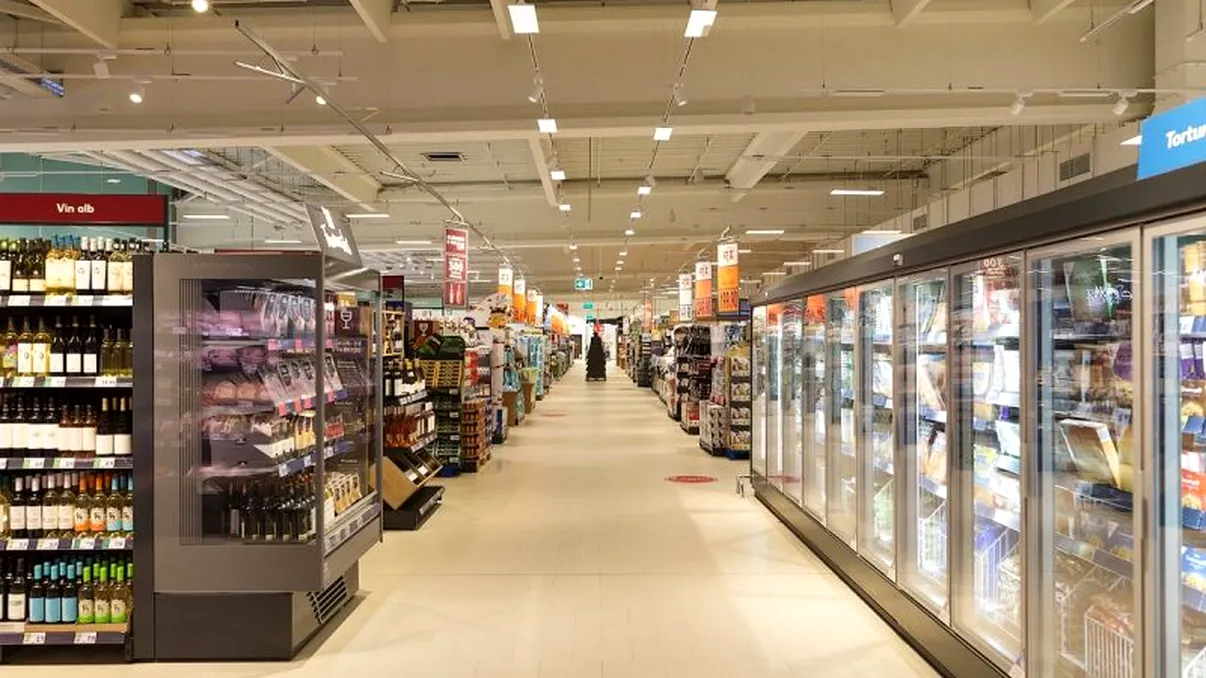 Practica din anii ’80-’90 care revine în supermarketuri. Reumplerea ambalajelor cu alimente, reintrodusă în magazine