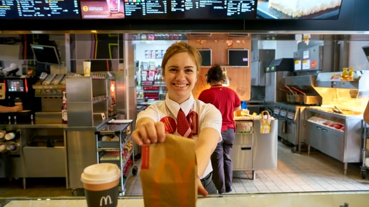 Ce salarii oferă McDonald's în 2025? Se dau tichete de masă şi bonusuri de performanţă
