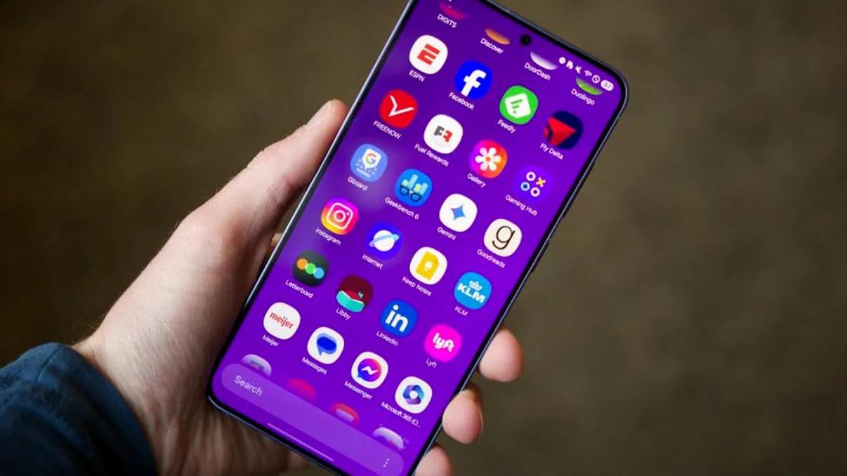 One UI 7.0 întârzie: de ce Samsung amână actualizarea și cine primește prioritate