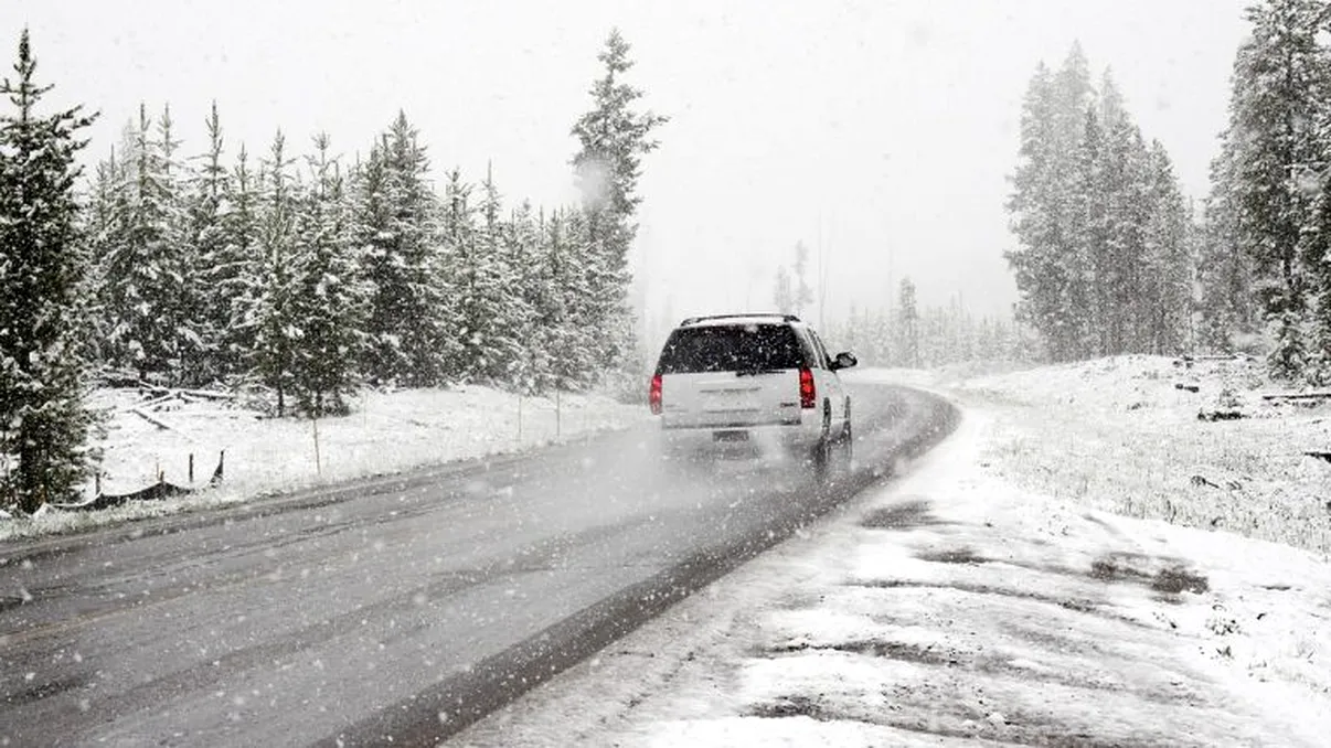 Abia acum se dezlănţuie cu adevărat iarna, în România. Temperaturile scad şi mai mult, unde va continua să ningă. ANM a emis coduri galbene