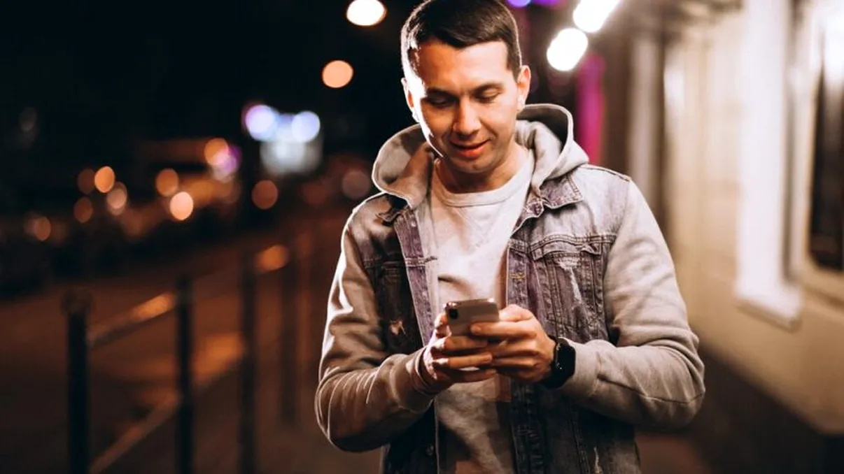 Locul în care nu ai voie să vorbeşti la telefon pe speaker. Amenzile sunt de sute de lei