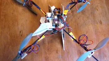 Un parinte isi urmareste copilul cu un elicopter construit personal