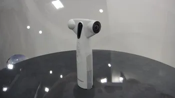Ricoh iti ia ochii cu o camera omnidrectionala