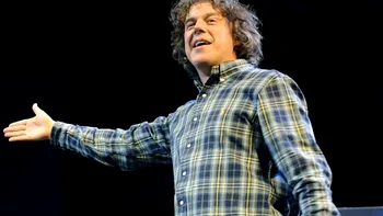 Comedianul Alan Davies, amendat substantial pentru ca repostat un mesaj pe Twitter