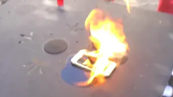 Cum arde un iPhone 5S? Reuşesc flăcările să-l strice? [VIDEO]