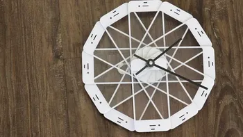 Componente iPhone defecte, reciclate ca opere de artă