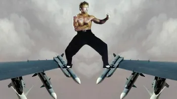 Chuck Norris face şpagatul virtual pe două avioane în mişcare [VIDEO]