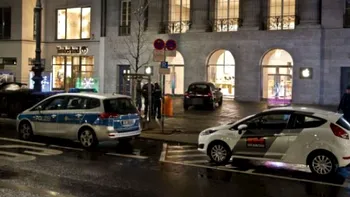 Un grup de hoţi a intrat cu maşina într-un Apple Store