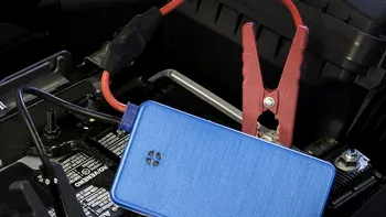 Jumpr este un gadget care vă încarcă telefonul şi vă porneşte maşina