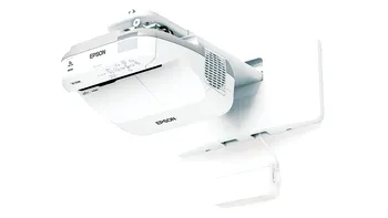 Imaginea unui nou proiector Seiko Epson e sensibilă la atingere