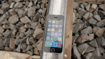 iPhone 5s versus tren: un test inutil, dar care merită văzut [VIDEO]