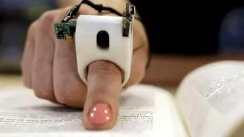 FingerReader, gadgetul care îi ajută pe nevăzători să citească