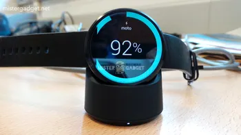 Motorola Moto 360 - cum se încarcă ceasul inteligent  