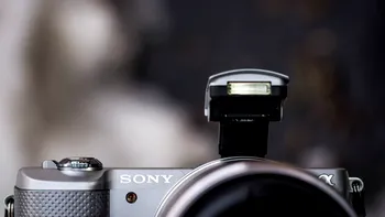 Alpha A5100 e oficial: Sony reciclează un mirrorless foarte bun și îl vinde la preț mai mic