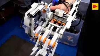 Primul braţ robotic Lego vă transformă parțial în cyborg [VIDEO]