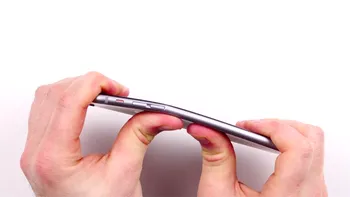 Un nou scandal pentru Apple: iPhone 6 se îndoaie în buzunar