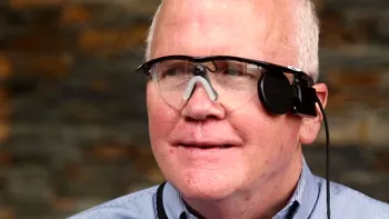 Ochiul bionic îi redă vederea unui bărbat care n-a mai văzut de trei decenii [VIDEO]