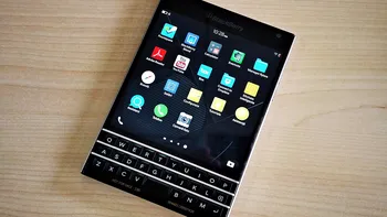 Blackberry Passport e cel mai ciudat telefon, dar e și foarte rezistent [VIDEO]
