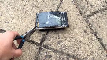BlackBerry Passport are o rezistență incredibilă dovedită de aceste teste extreme [VIDEO]