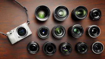 Sony A6000 vine și în variantă White Christmas Edition