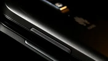 Telefonul cu spate ceramic pozat în premieră