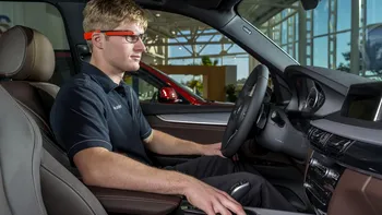 Ochelarii Google Glass sunt folosiți de inginerii BMW pentru a găsi problemele mașinilor