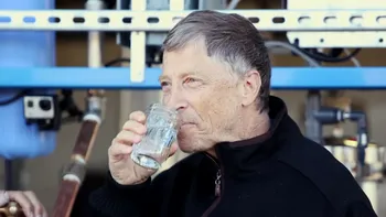 Bill Gates bea apă obținută din deșeuri umane pentru a salva planeta [VIDEO]