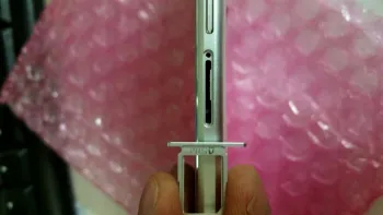 În imagini, Galaxy S6 vine cu sticlă pe ambele părţi, dar cu câteva lucruri în minus