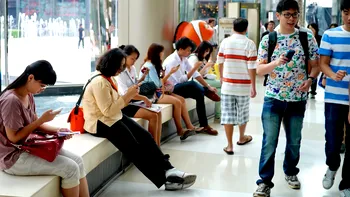 Studiu: Petreceţi mai mult de patru ore pe zi pe smartphone?