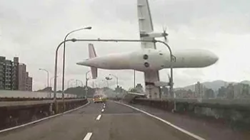 O cameră pentru mașină a surprins un accident aviatic înspăimântător [VIDEO]