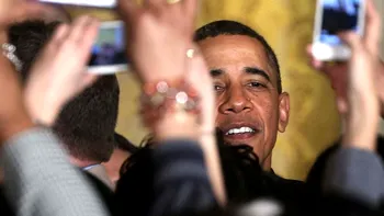 Barack Obama a pus mâna pe un iPhone înaintea tuturor, în 2007