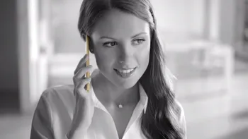 O reclamă la un telefon a fost interzisă pentru că obiectifică femeile [VIDEO]