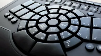 Tastatura care te face să scrii mai repede e inspirată de corpul albinei [VIDEO]